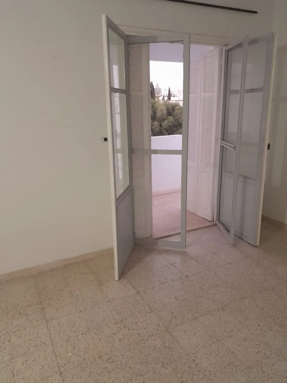  location appartement s+3 3éme étage manar 2 1000dt à Tunis - Photo 3