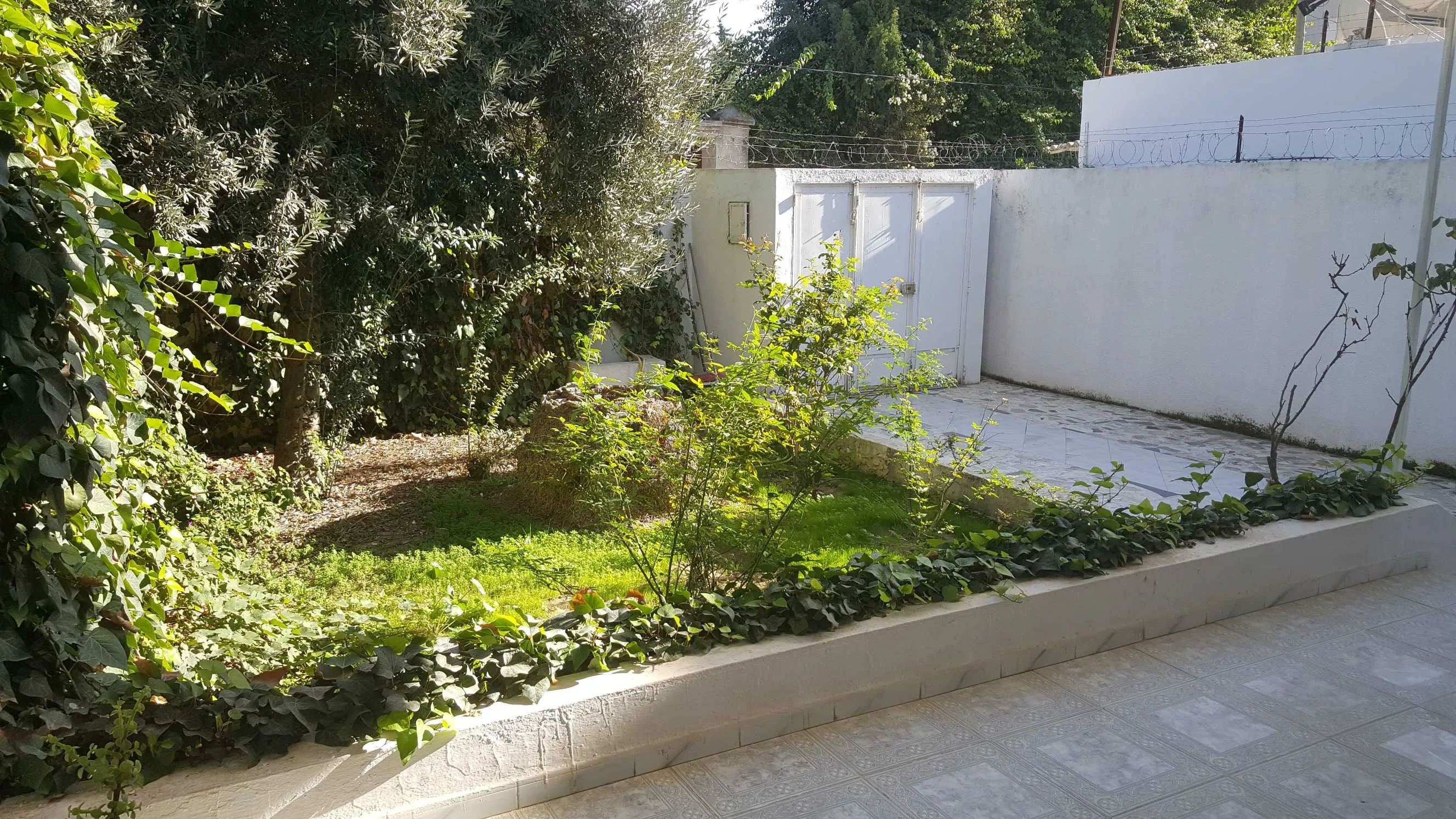  Borj cedria à louer un Appartement haut standing ; Salon + Salle de séjour +3 pièces + 1 salles de bains 