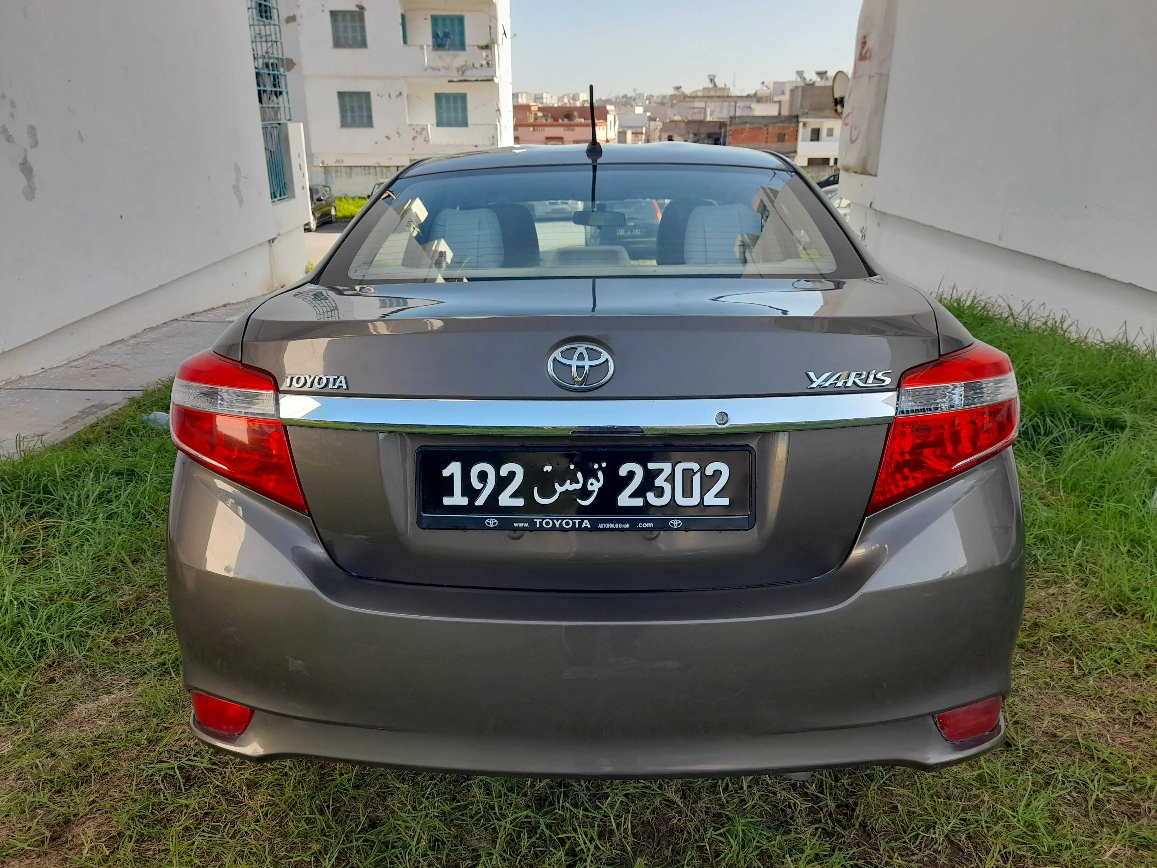  TOYOTA YARIS E SEDAN PREMIÈRE MAIN EN EXCELLENT ÉTAT à Bizerte - Photo 2