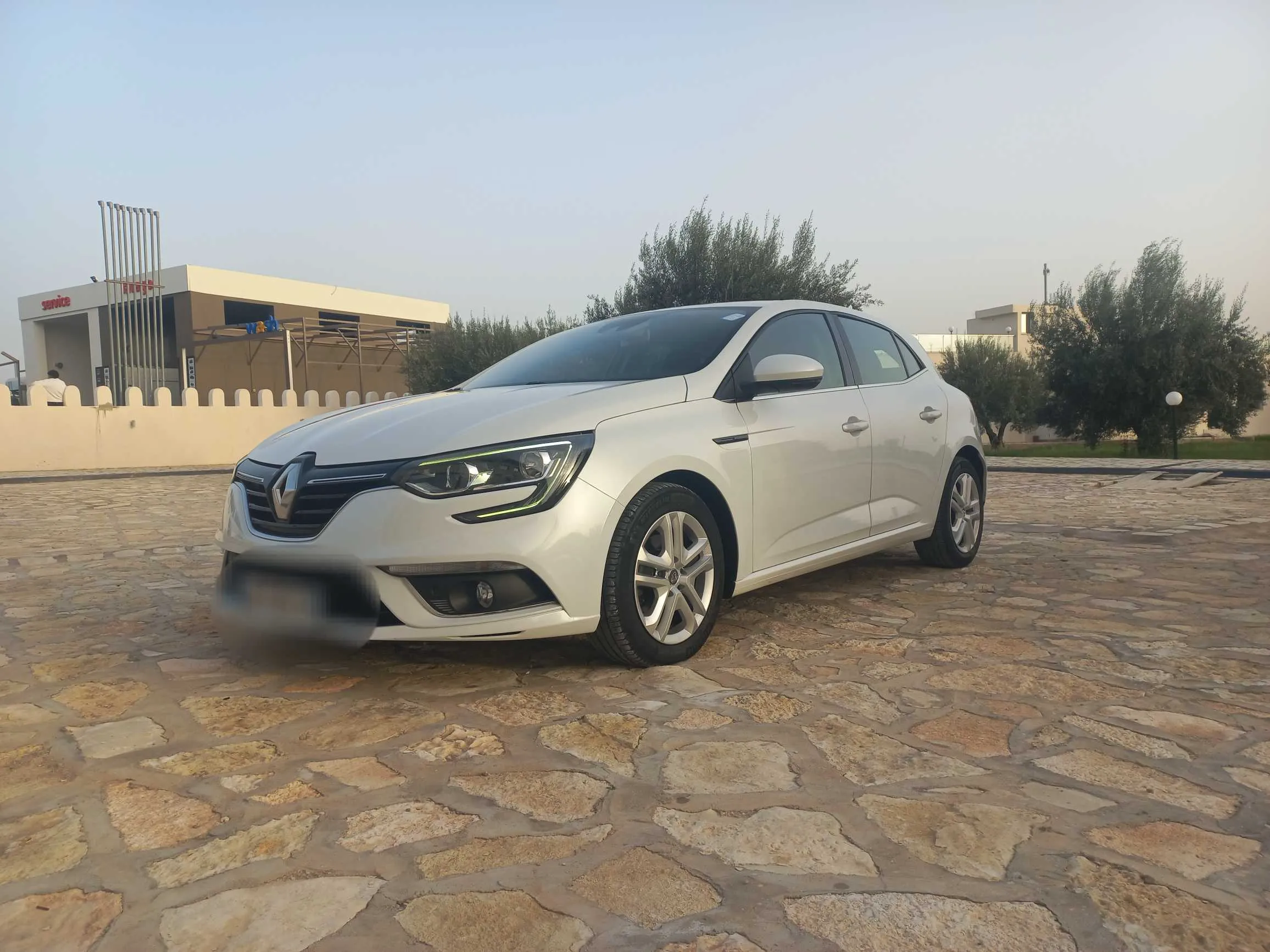  Megane 4 diesel 130cv blanc nacré à Kairouan - Photo 3