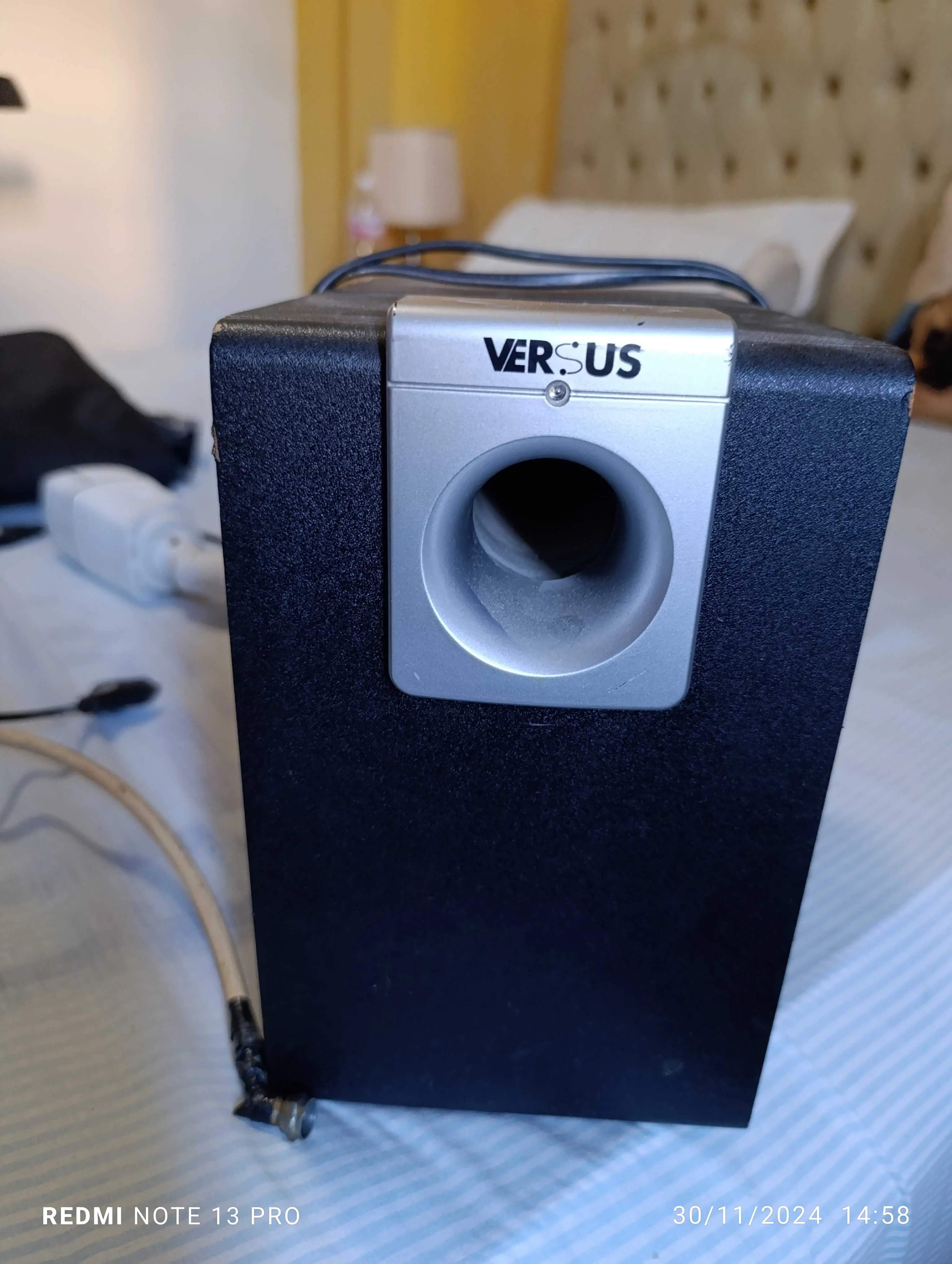  Speaker base versus 