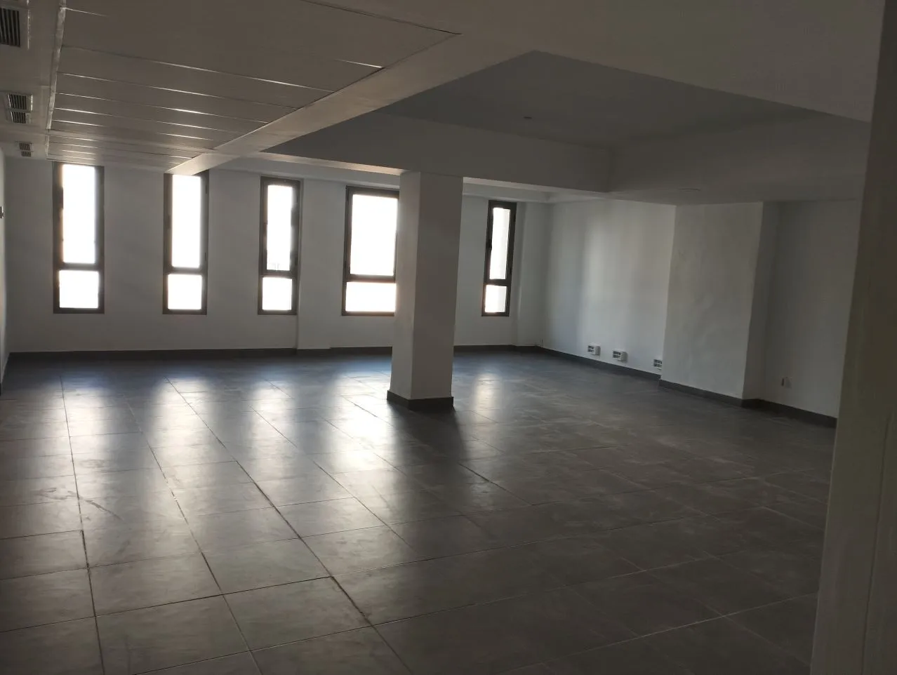  Des open spaces avec bureau en haut standing à Tunis - Photo 2