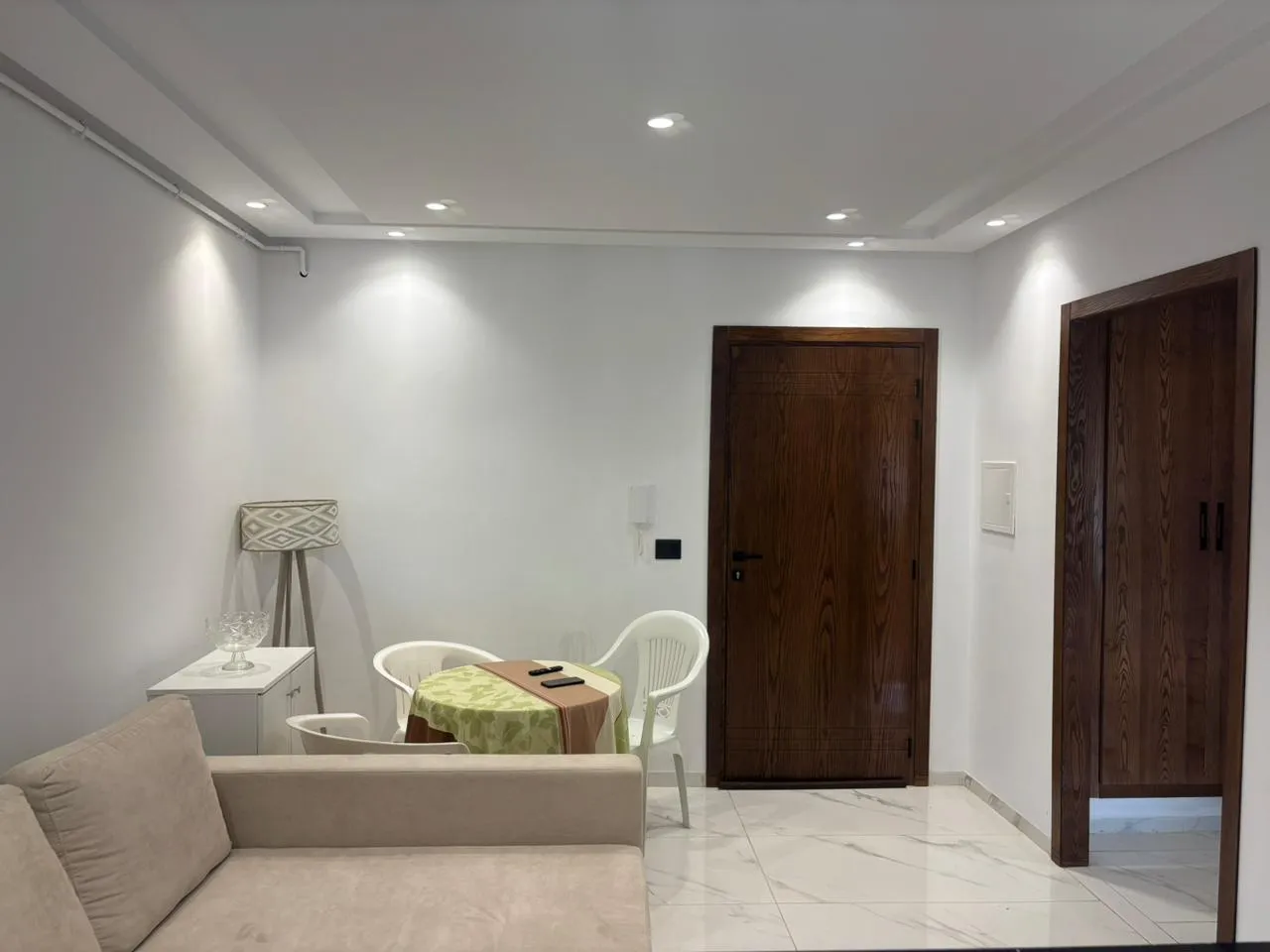  Appartement S+1 Meublé à louer par nuitée L'aouina lwahat à Tunis - Photo 2