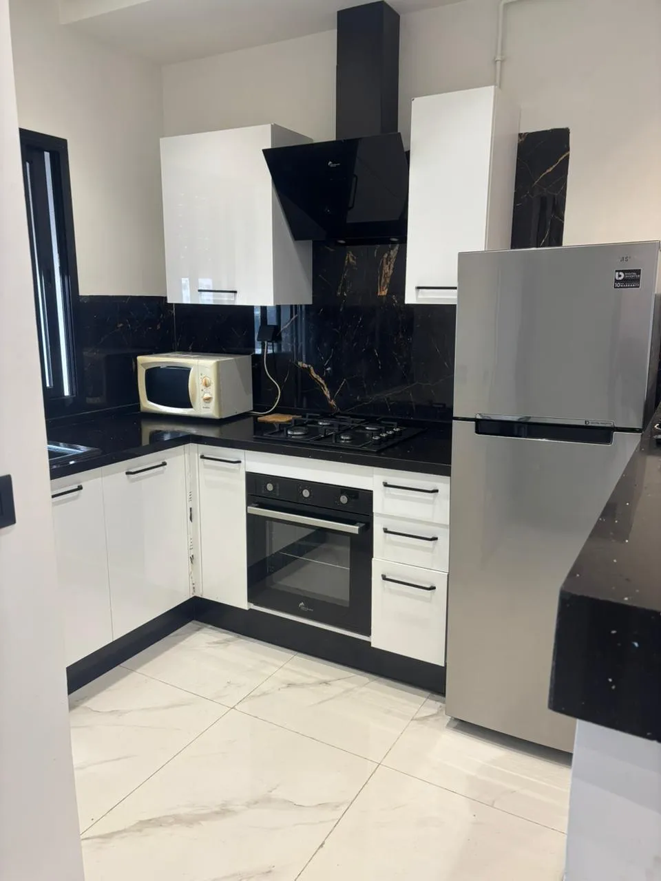  Appartement S+1 Meublé à louer par nuitée L'aouina lwahat à Tunis - Photo 3