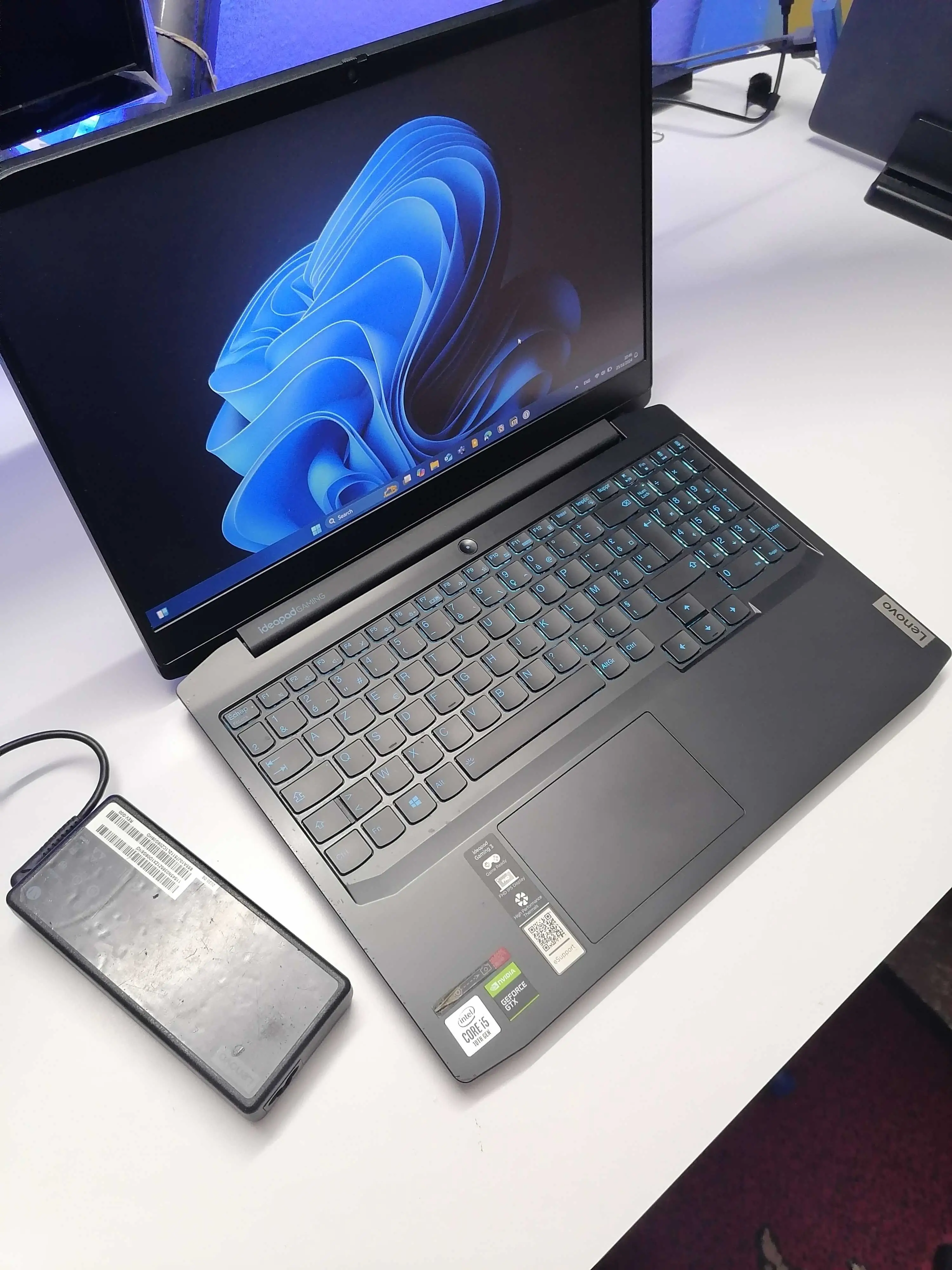  Pc portable Lenovo IdeaPad Gaming 3 15IMH05 / i5 10é Gén / 16 Go / Noir 
