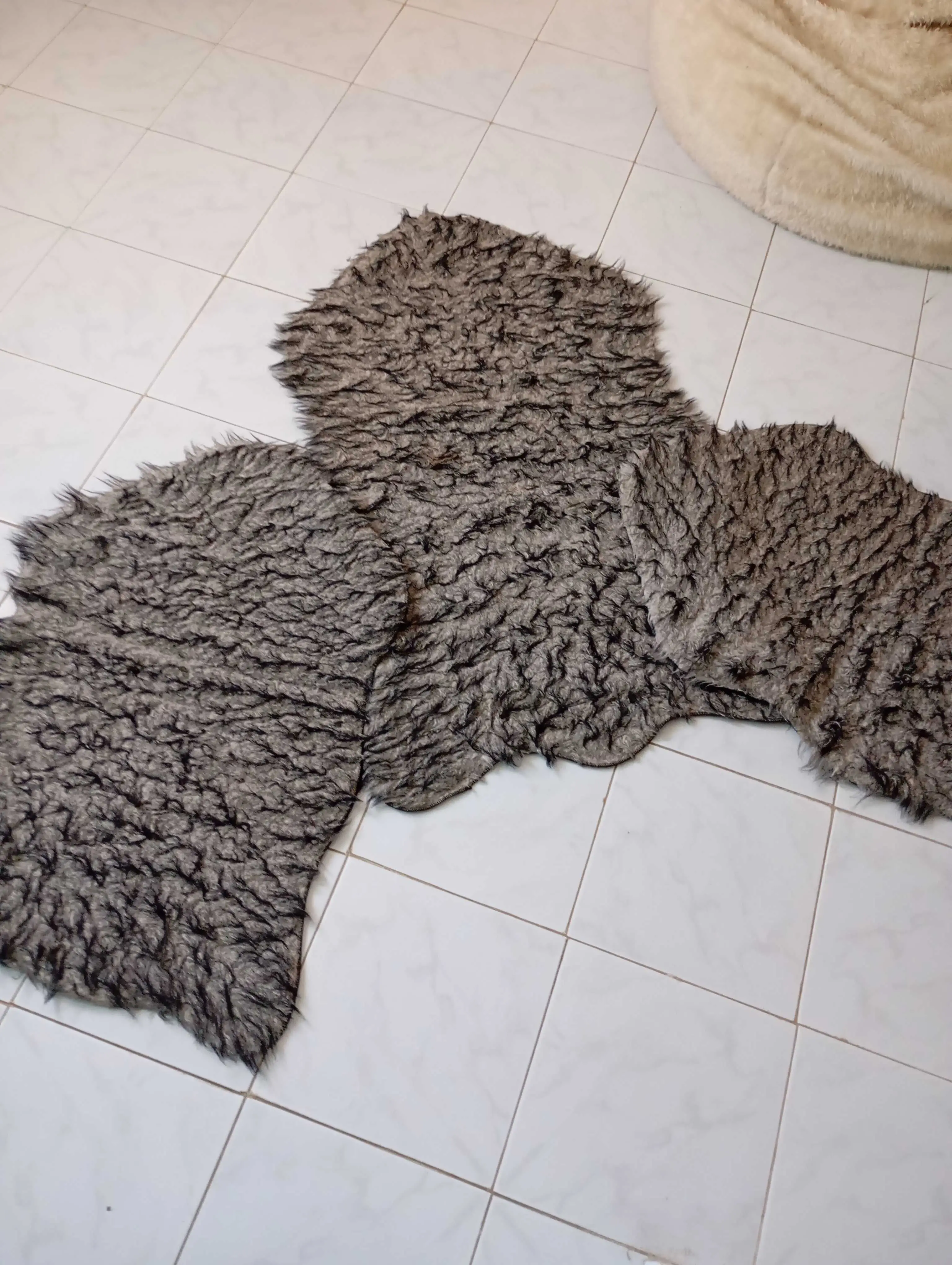  Tapis chambre a coucher fourrure en bon état à Ariana - Photo 2