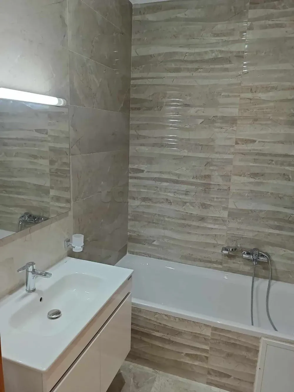  un appartement s+1 haut standing vide a louer situé a manzah 9c (accès direct a x4) à Tunis - Photo 3