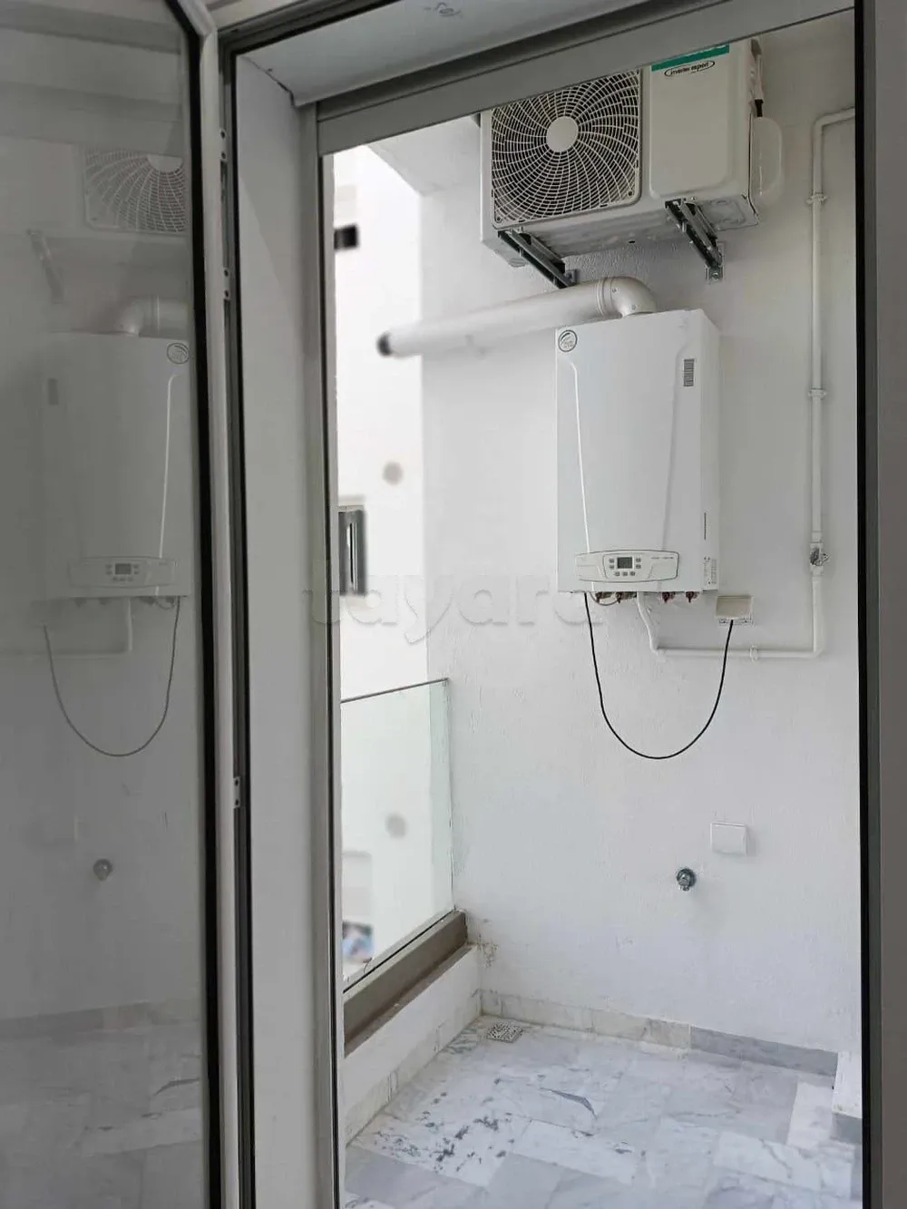  un appartement s+1 haut standing vide a louer situé a manzah 9c (accès direct a x4) à Tunis - Photo 2