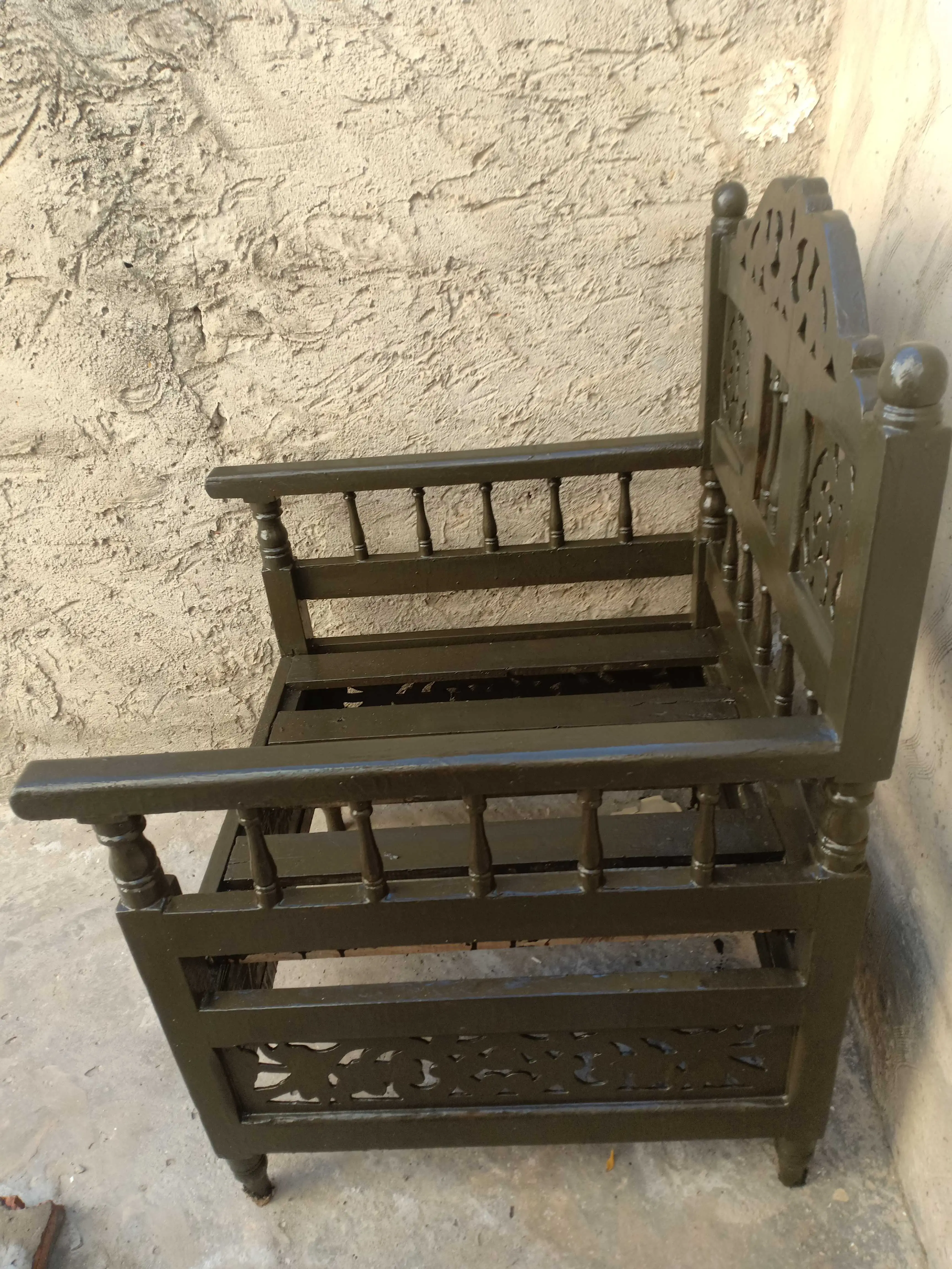  Chaise en bois rouge à Ariana - Photo 3