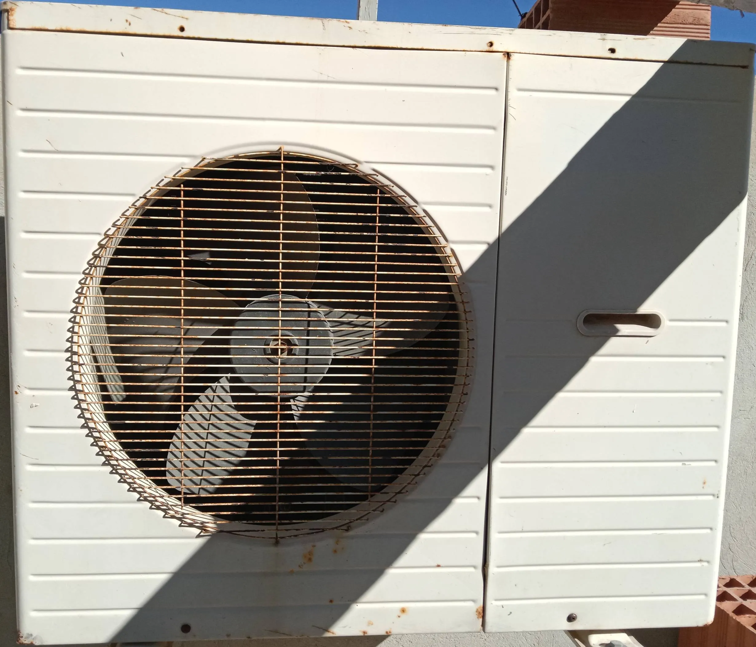  Climatiseur SABA 18000 BTU ; Chaud / Froid ; bon état Prix : 650 dt Tel : 24 140 520 ou 96 427 114ud / Froid ; bon état à Ben Arous - Photo 2