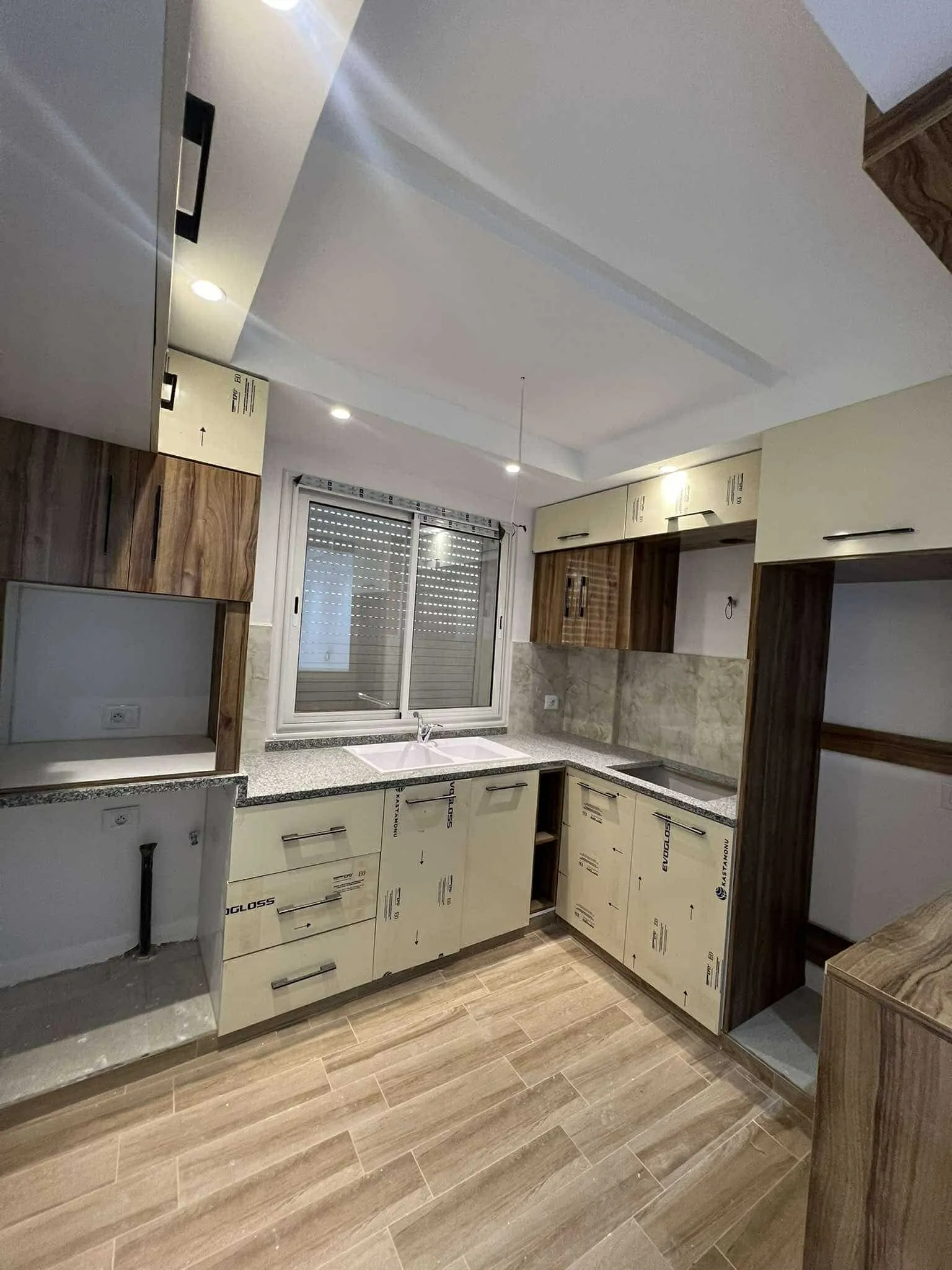  un appartement s+2 au 3éme étage(sans ascenseur)a louer situé a bardo cité errawdha en face station rfr 