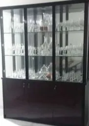  Table à manger avec 6 chaises et un buffet blenz en bon état 