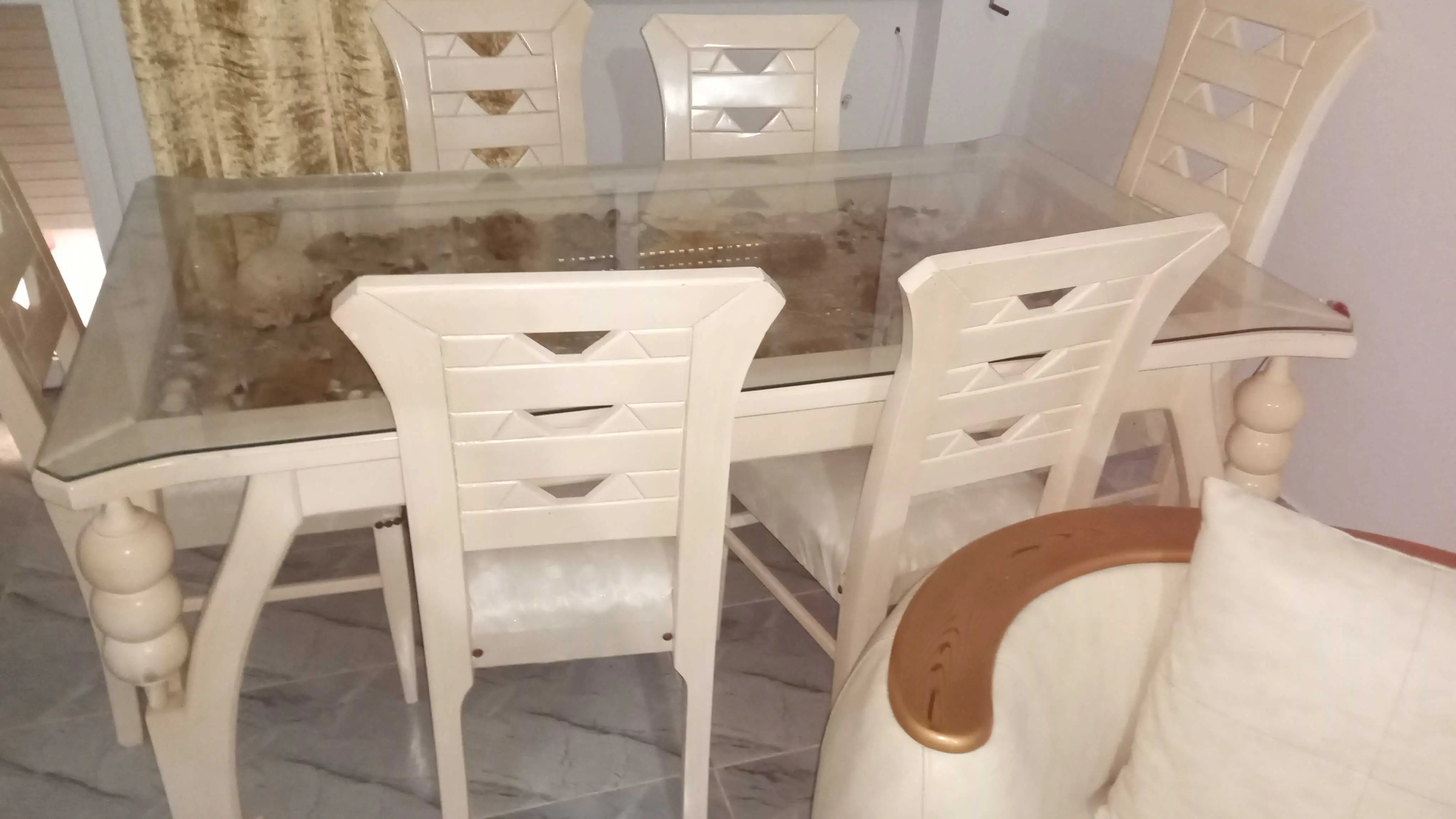  Table à manger avec 6 chaises et un buffet blenz en bon état 