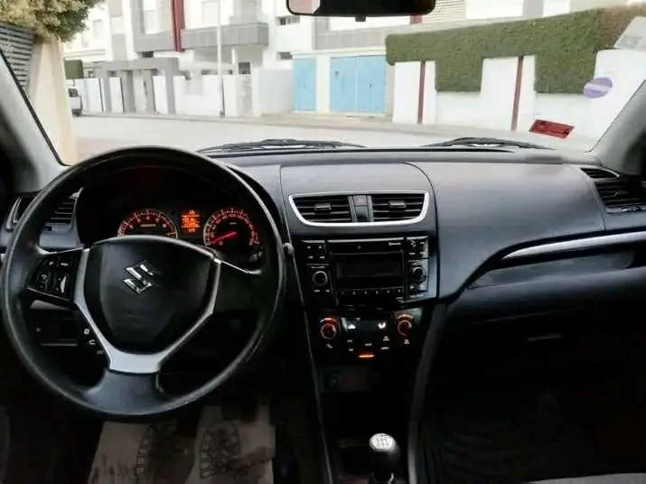  SUZUKI SWIFT PREMIÈRE MAIN EN EXCELLENT ÉTAT à Bizerte - Photo 2