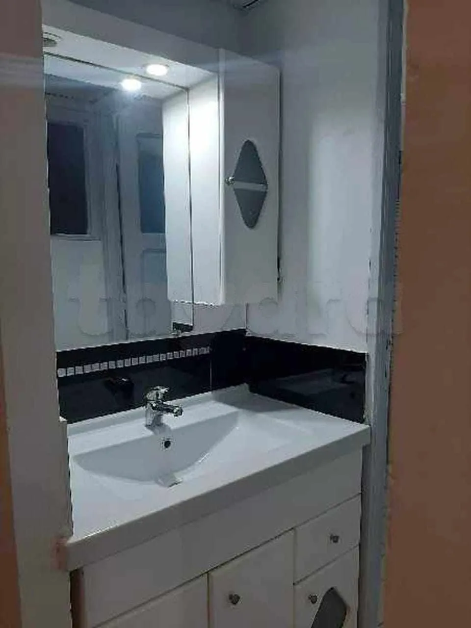  un appartement s+2 richement meublé au 3éme étage (sans ascenseur) a louer situé a Manzah 1 à Tunis - Photo 3