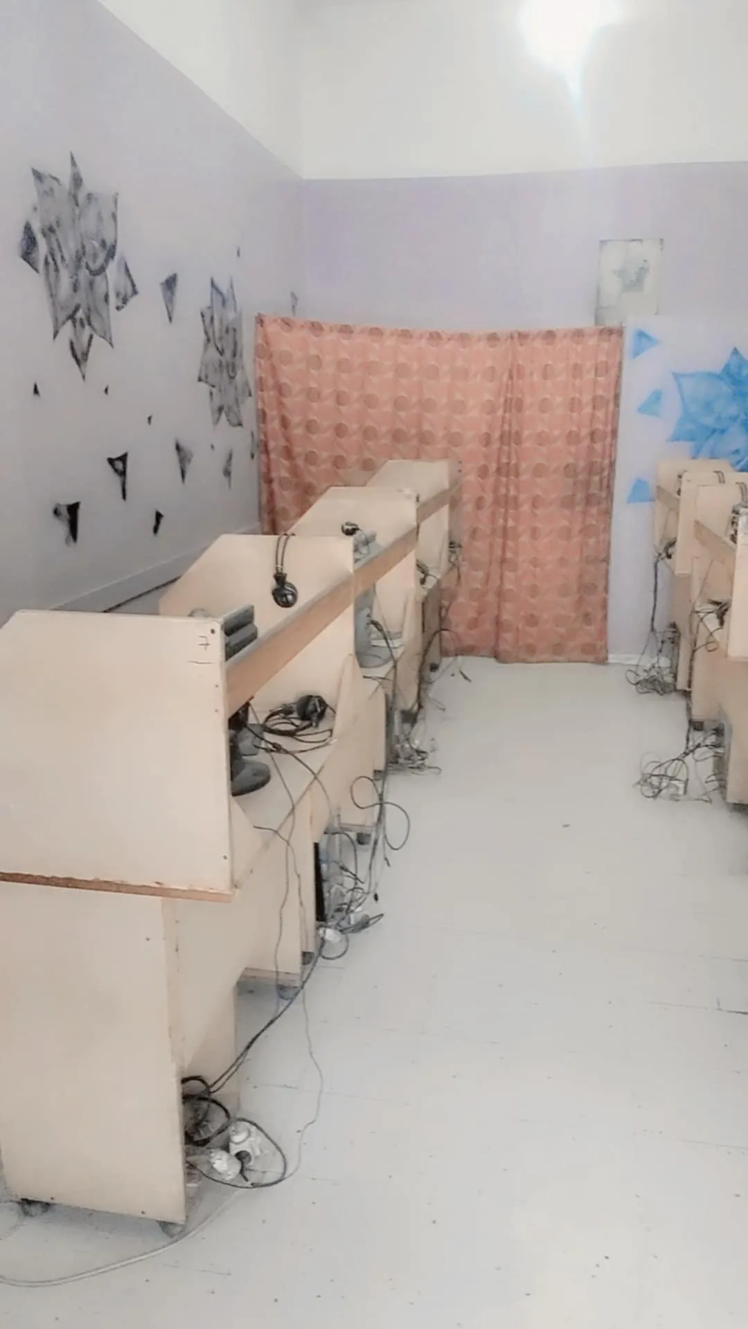  8 tables et une porte en aluminium à vendre Tel 21 852 933 à Tunis - Photo 2