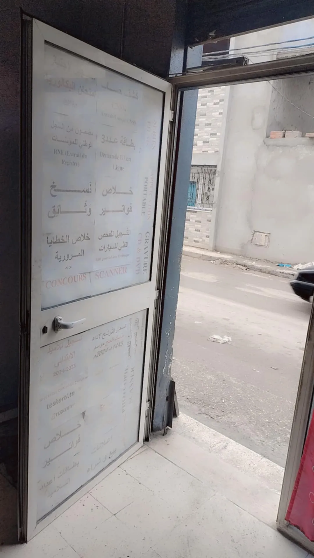  8 tables et une porte en aluminium à vendre Tel 21 852 933 à Tunis - Photo 3