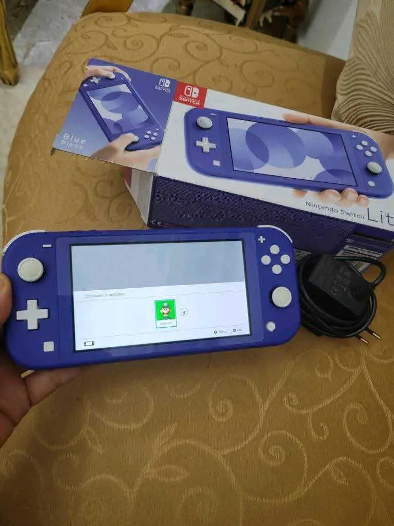  nintendo switch lite avec paquet et chargeur dorigine à Manouba - Photo 2