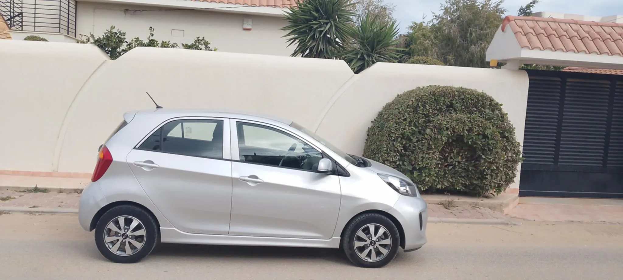  Av Kia Picanto 1er main à Ben Arous - Photo 2