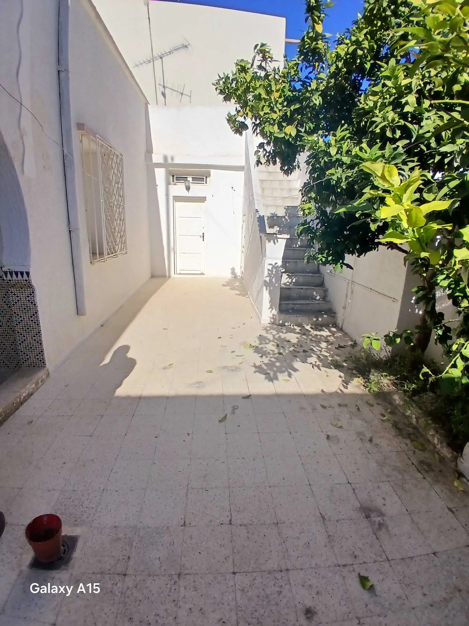  A vendre maison indépendante lieu akouda très bonne emplacement idéal pour habitation 