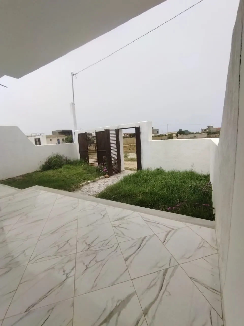  A vendre une belle maison s+2 a la plage elhaouaria 200m de la mer 