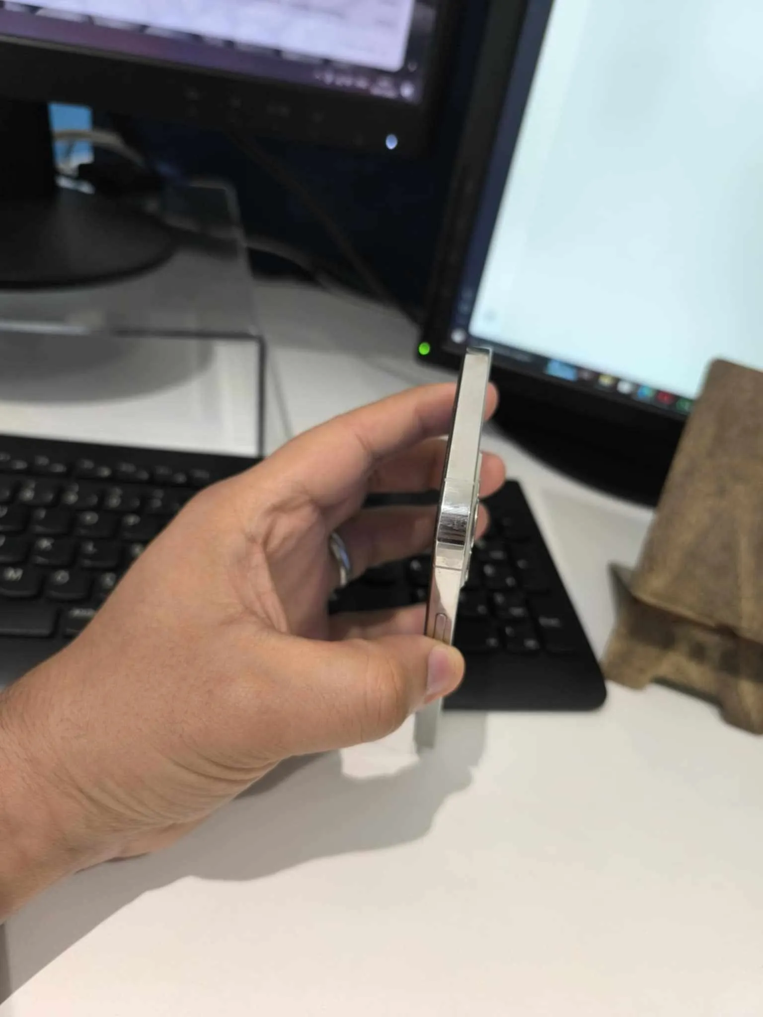  iPhone 16 Pro 128Go Desert Cacheté Garantie 