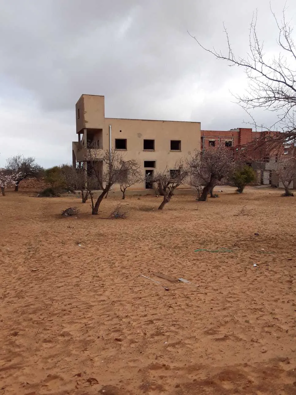  Terrain à vendre avec une villa inachevée de deux étages séparés à Sfax - Photo 2