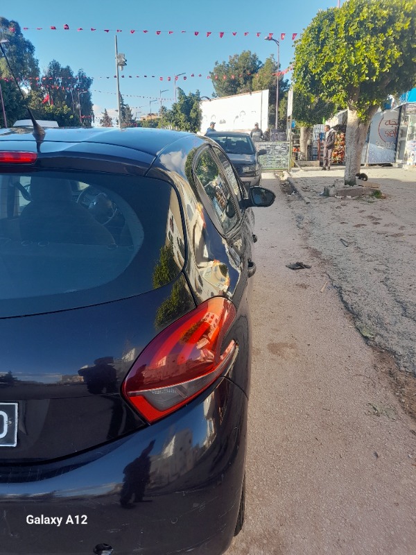 Peugeot 208 Essence 2018 à Ariana - Photo 4