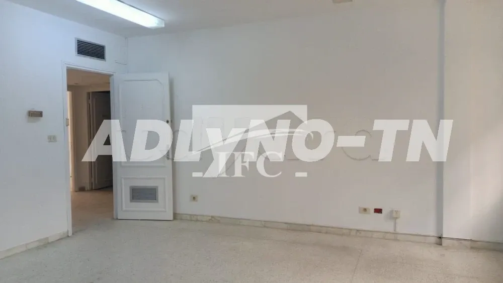 Bureau en 4 espaces -110m²-Montplaisir- IFCM117 à Tunis - Photo 1