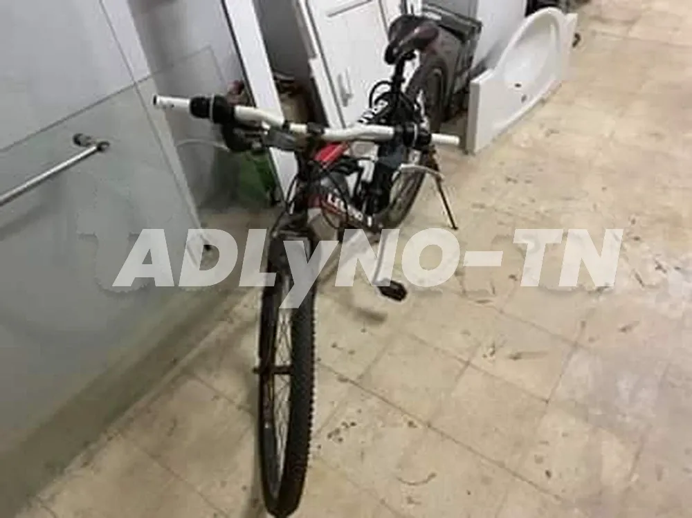 Vélo bon état noir, gris et rouge à Tunis - Photo 1