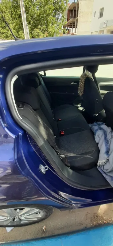 Peugeot 308 Essence 2019 à Bizerte - Photo 2