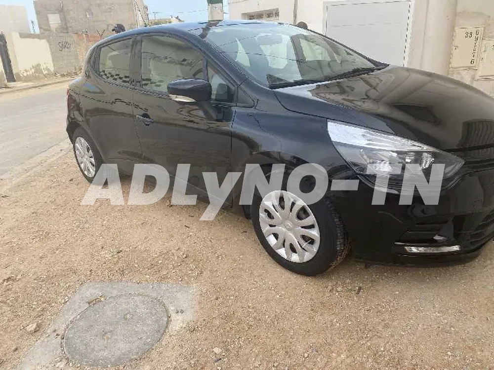 clio 1ère main à Sfax - Photo 4