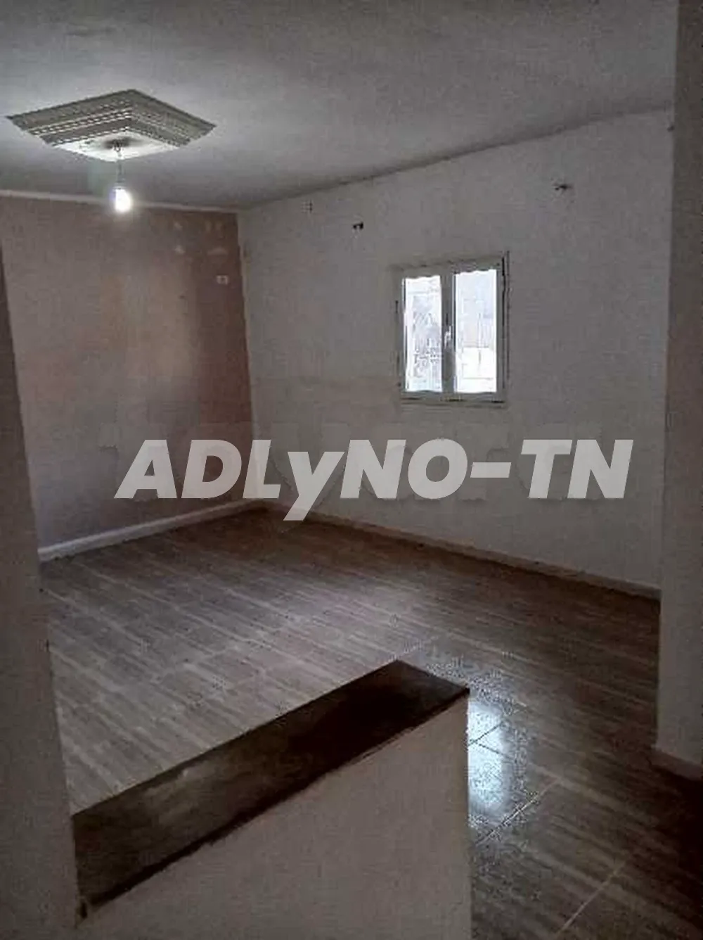  un studio s+0 semi meublé au rdc a louer situé a Cité khadhra Prés de Mosquée 