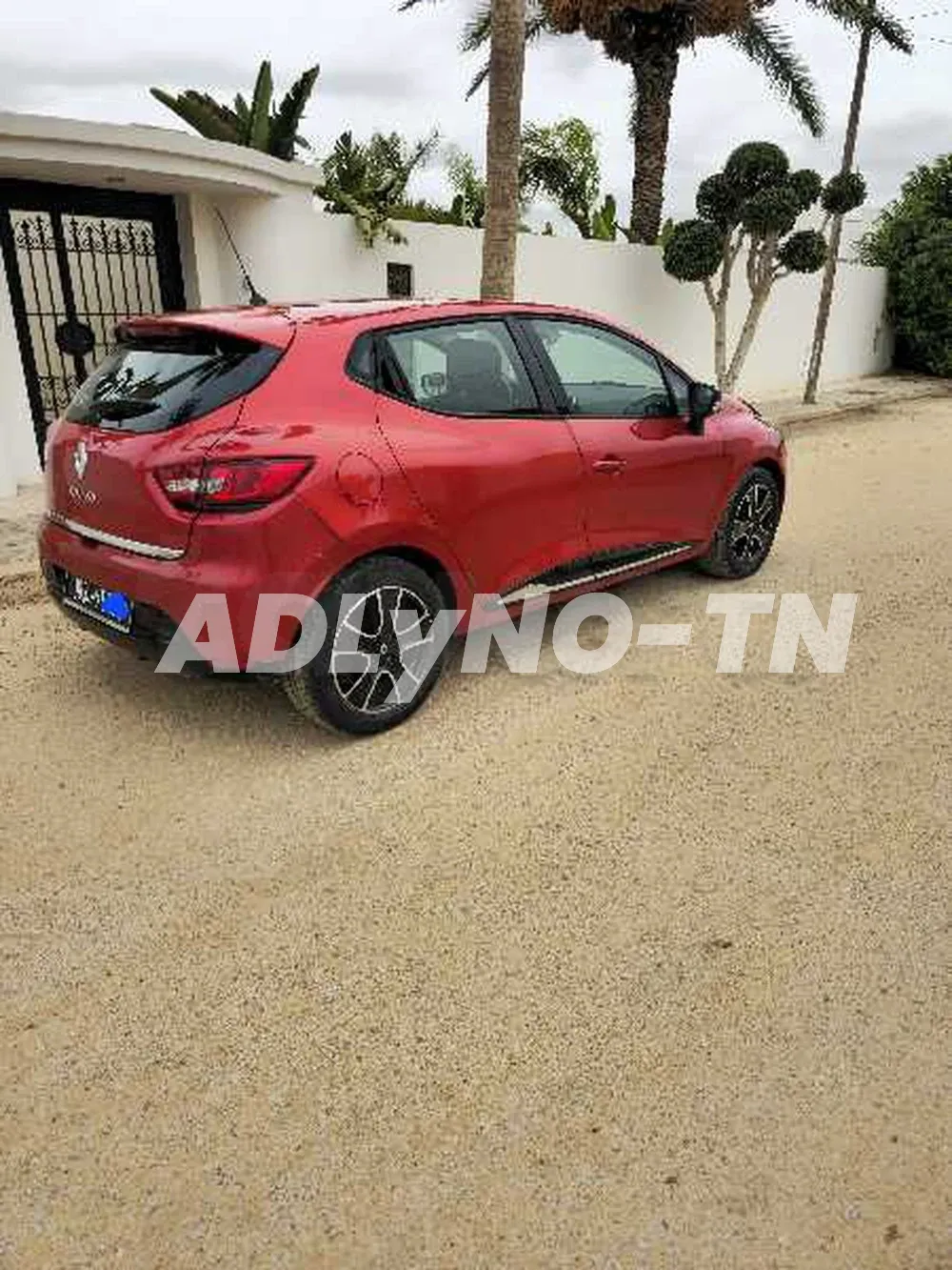 Clio 4 dynamique 1 er main modele 08/2015 154000 km certifiee avec carnet d entretient chaque entretient a l apuie 5 cv 4 cylindre moteur symbol tt options climatiseur electronic en marche abs fermiture central bouton start/stop ecranc tactil retrovisurs à Sfax - Photo 5