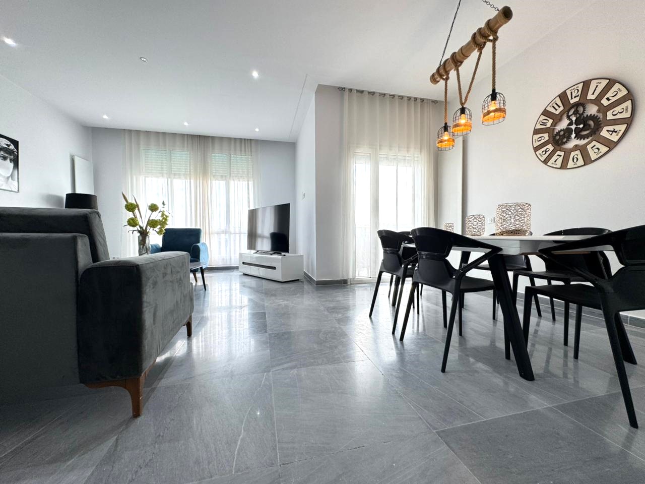  un appartement s+1 au 5éme étage (avec ascenseur) a louer situé a Ras Tabia 