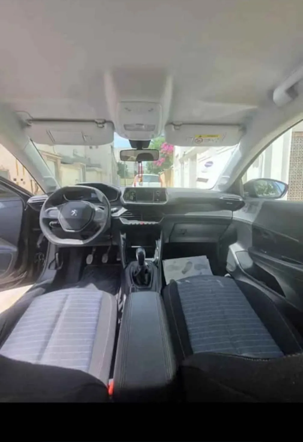 Peugeot 208 1.2 essence à Tunisie - Photo 1