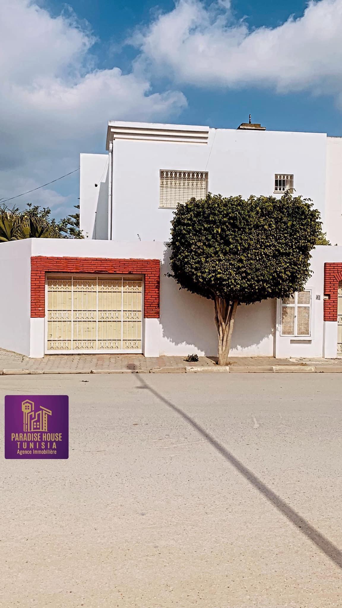  un terrain dune superficie de 270 m² 