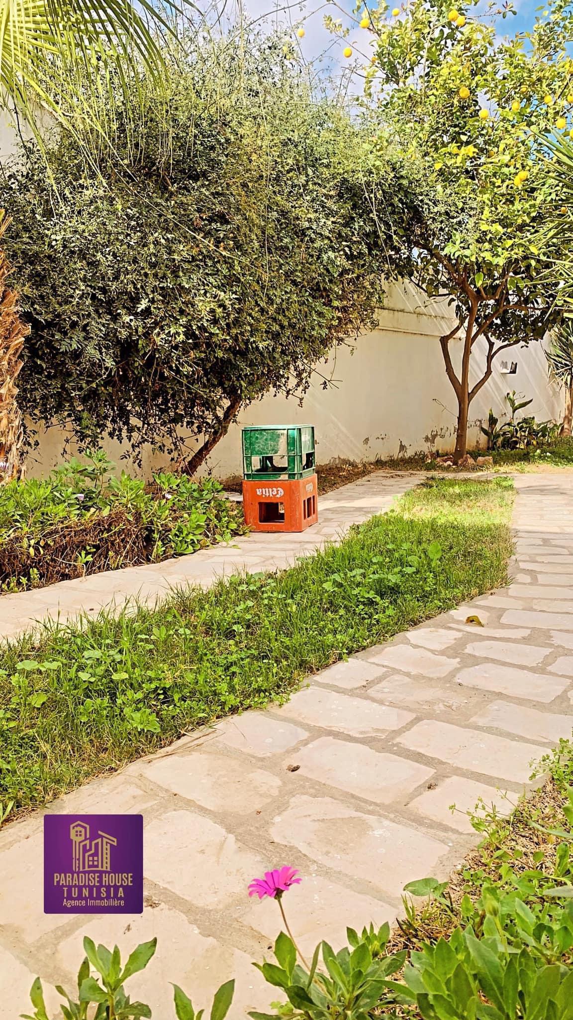     Villa avec garage et à Tunis - Photo 1