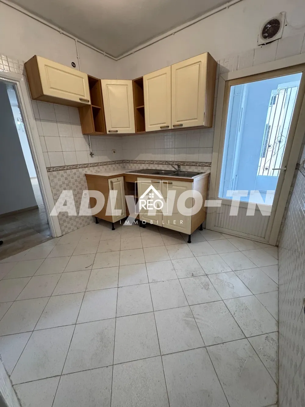 A Vendre : Un appartement S+2, Situé à Cité Wahat à Tunis - Photo 6