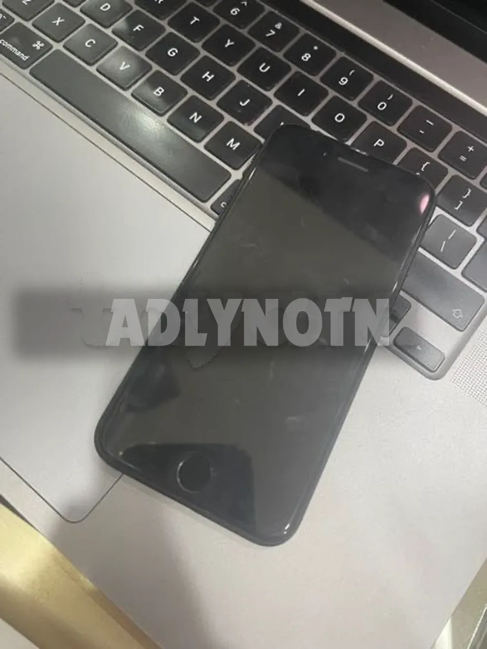 iPhone SE 2020 64G batterie 82% bon état tt en marche aucun défaut jamais réparé avec son câble prix 490d tel 20172643 à Tunis - Photo 2