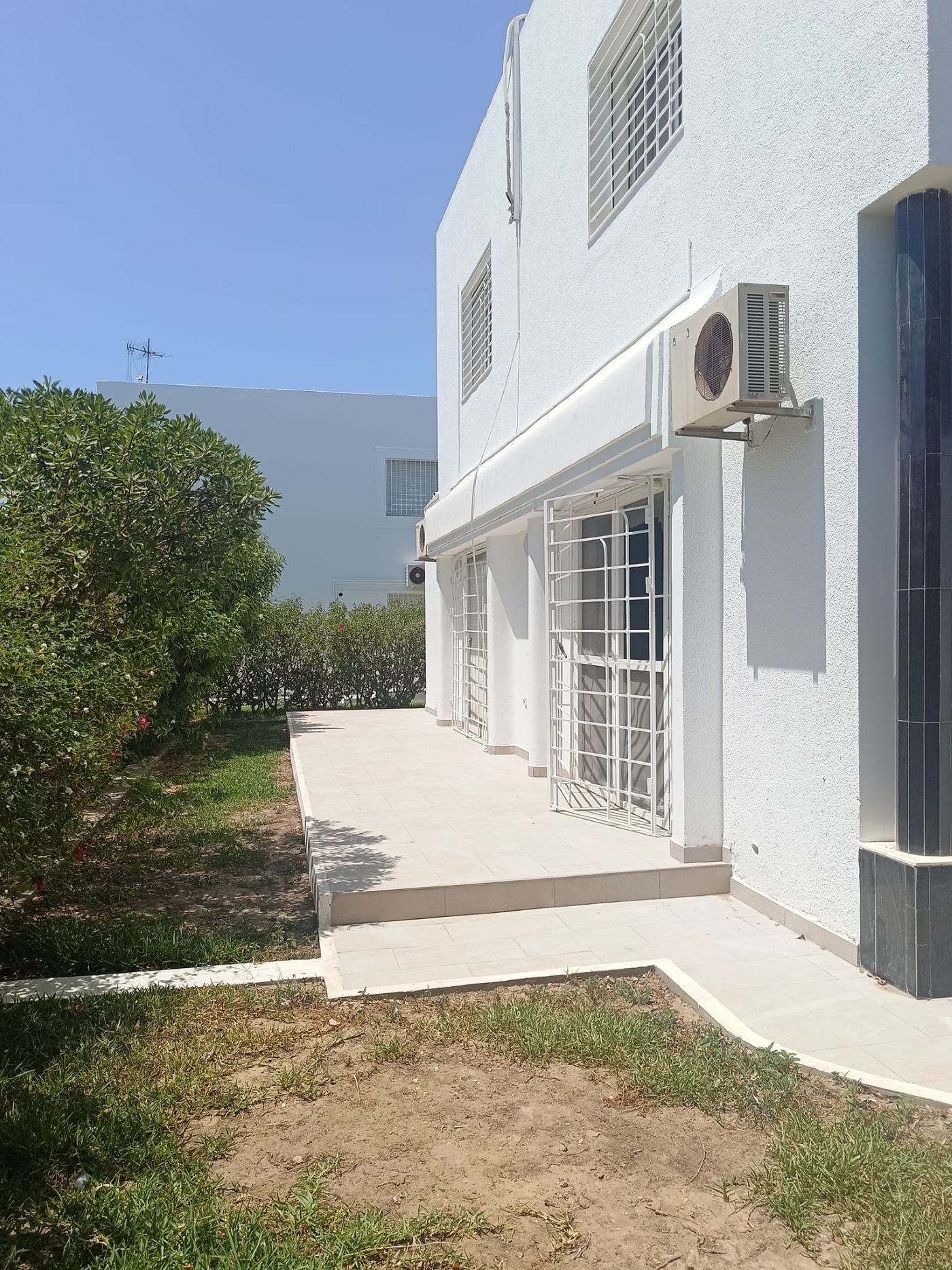    Une villa avec jardin a à Tunis - Photo 1