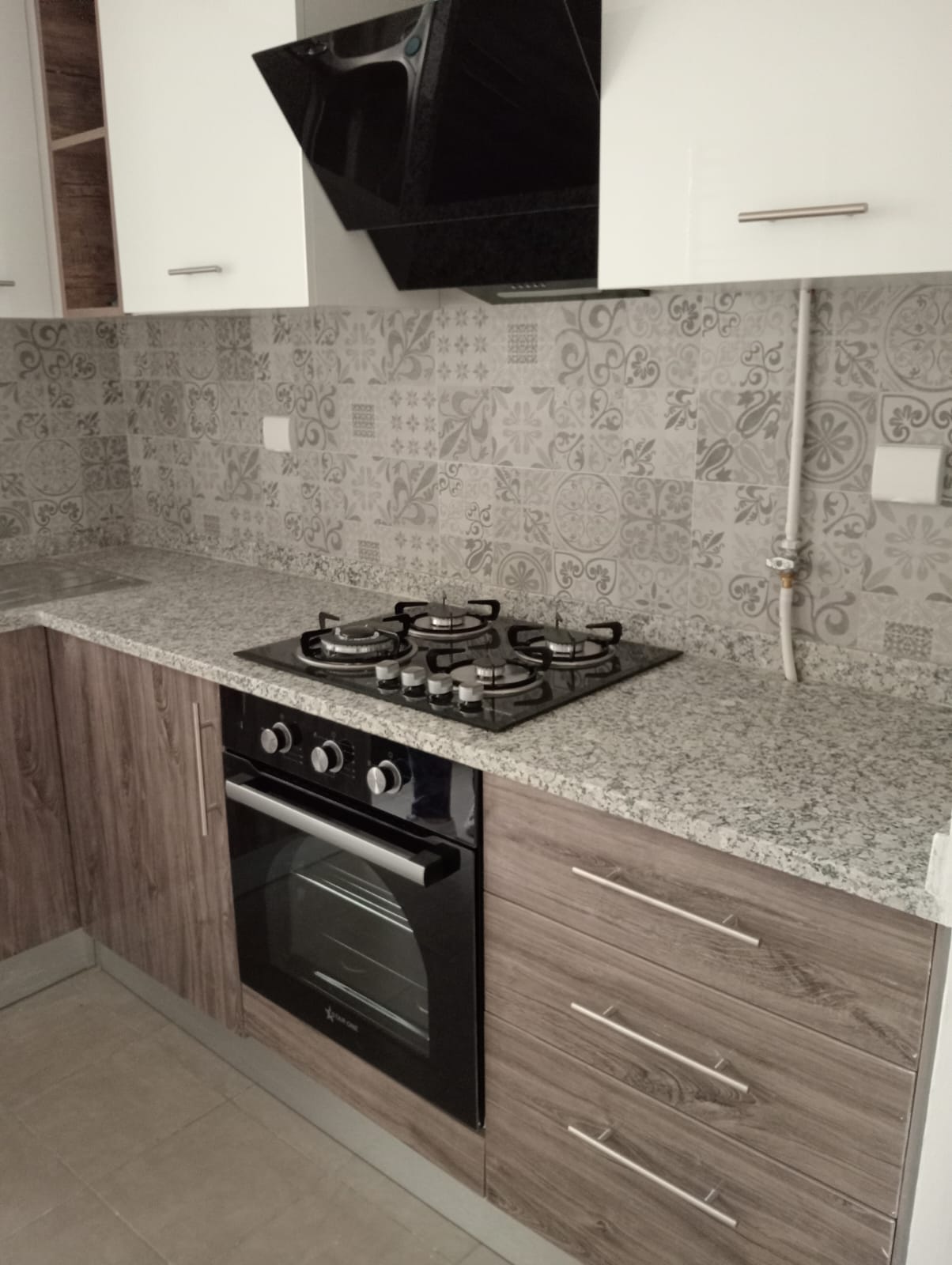  un appartement s+2 au 1er étage dans un immeuble privé a louer bureautique situé a Nogra (route bizerte) 