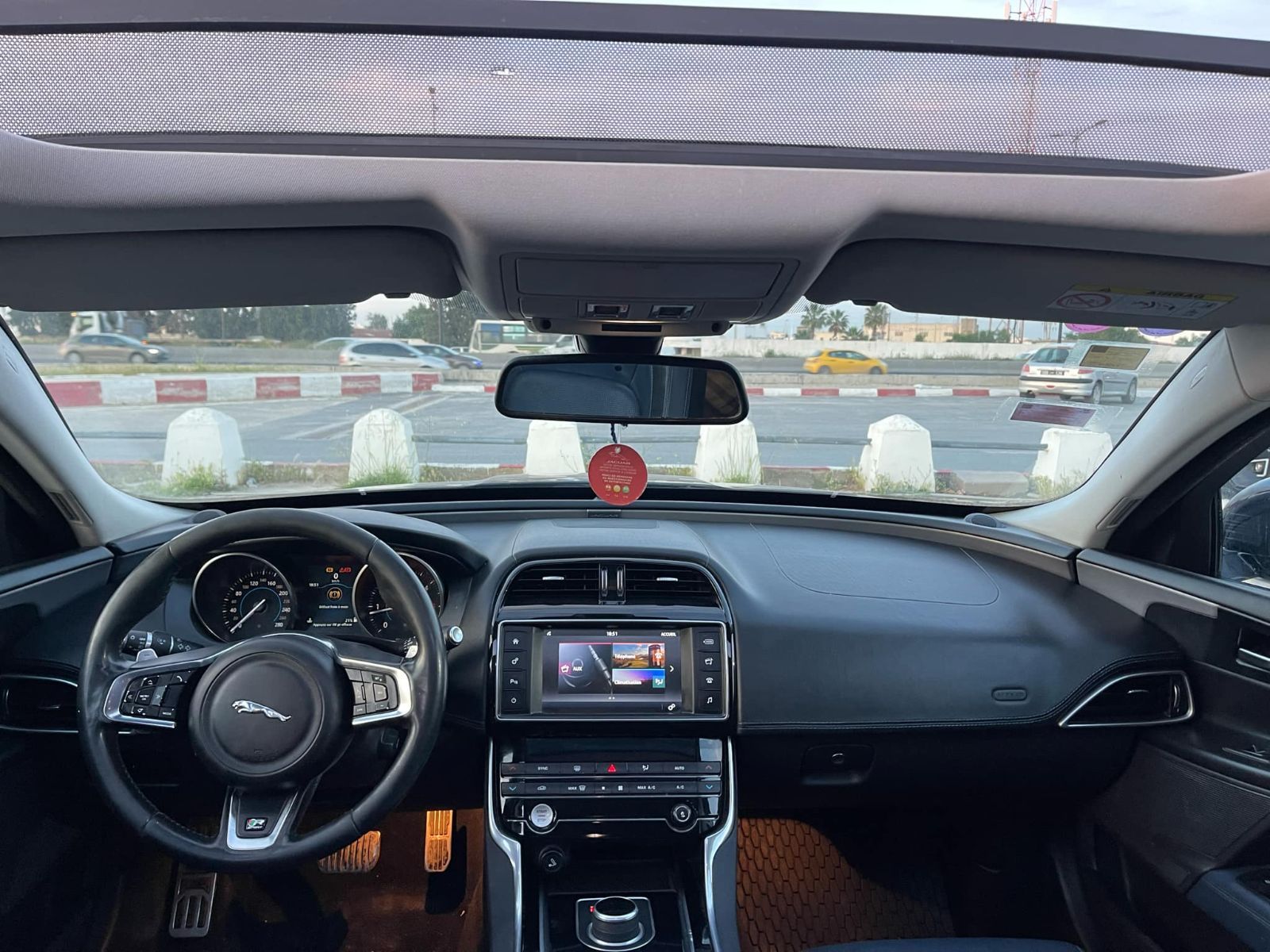 Jaguar XE à Tunis - Photo 11