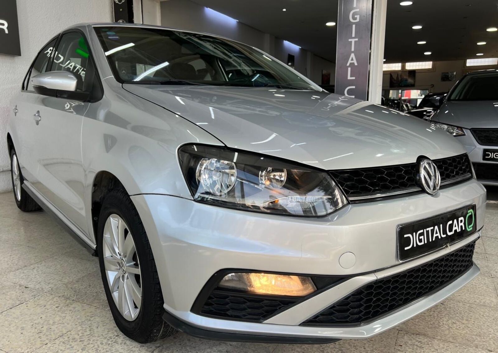 Volkswagen Polo Sedan Trendline à Tunis - Photo 4