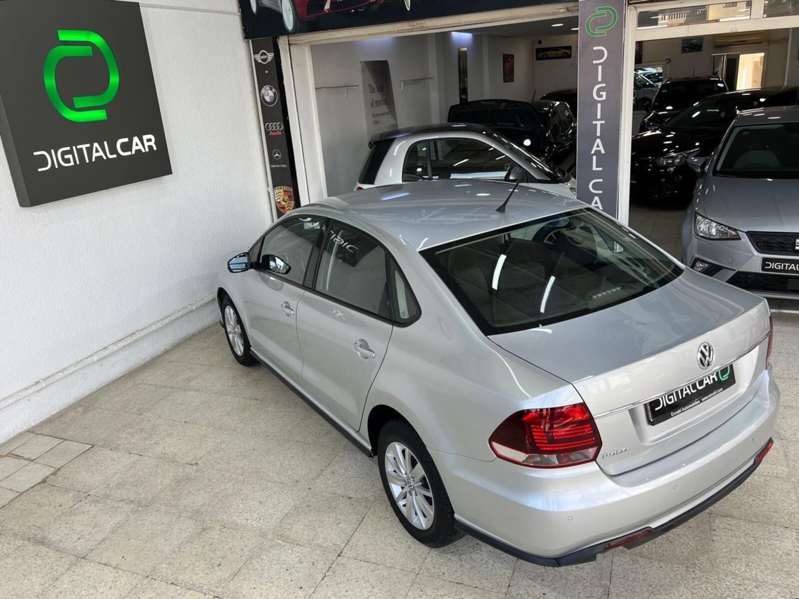 Volkswagen Polo Sedan Trendline à Tunis - Photo 15