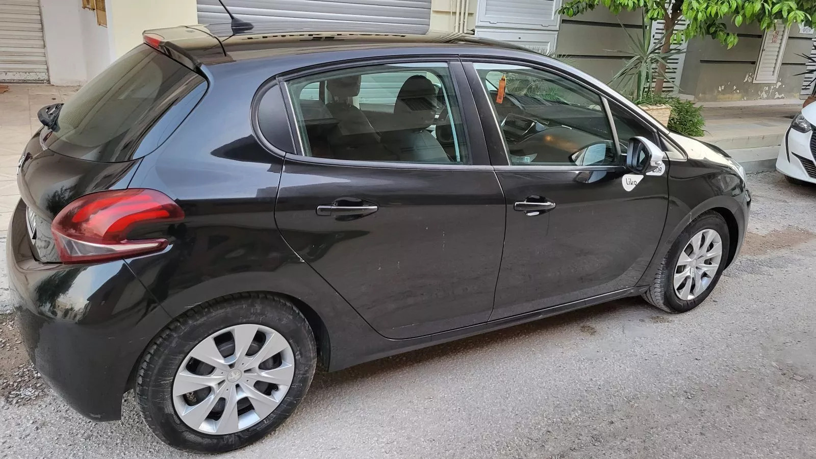 Peugeot 208 Populaire à Ben Arous - Photo 1