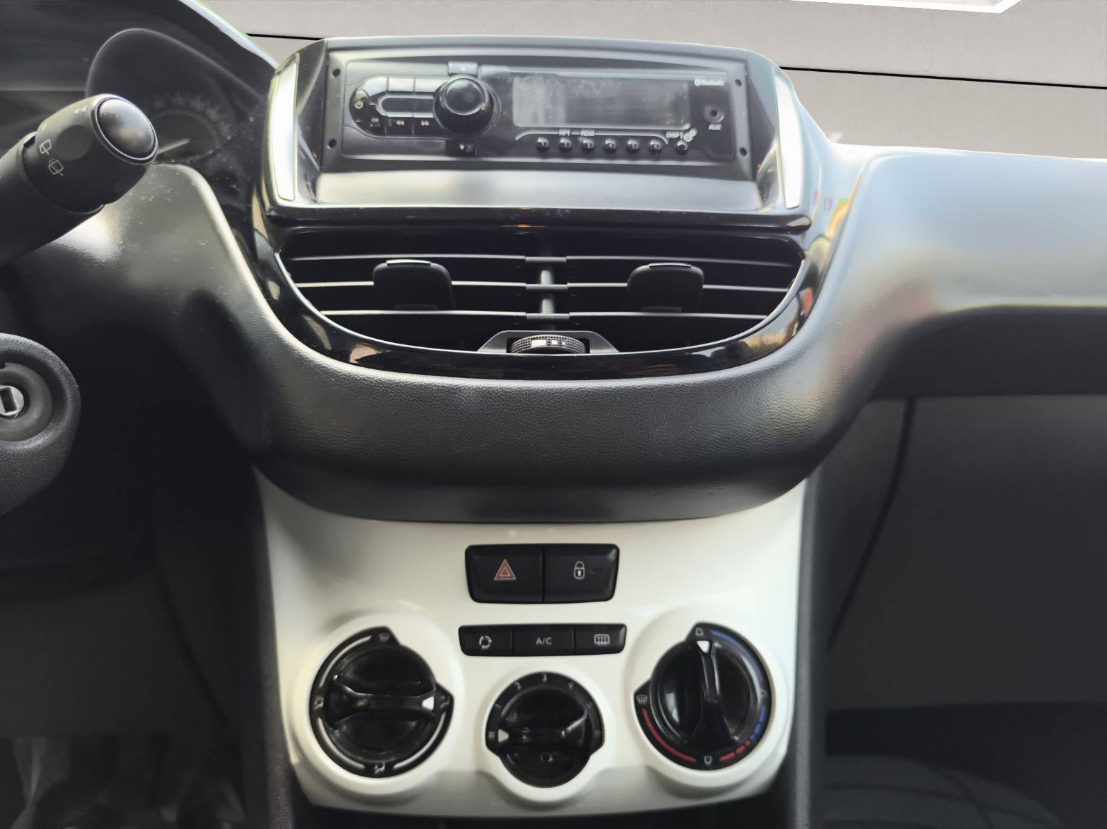 Peugeot 208 à Nabeul - Photo 15