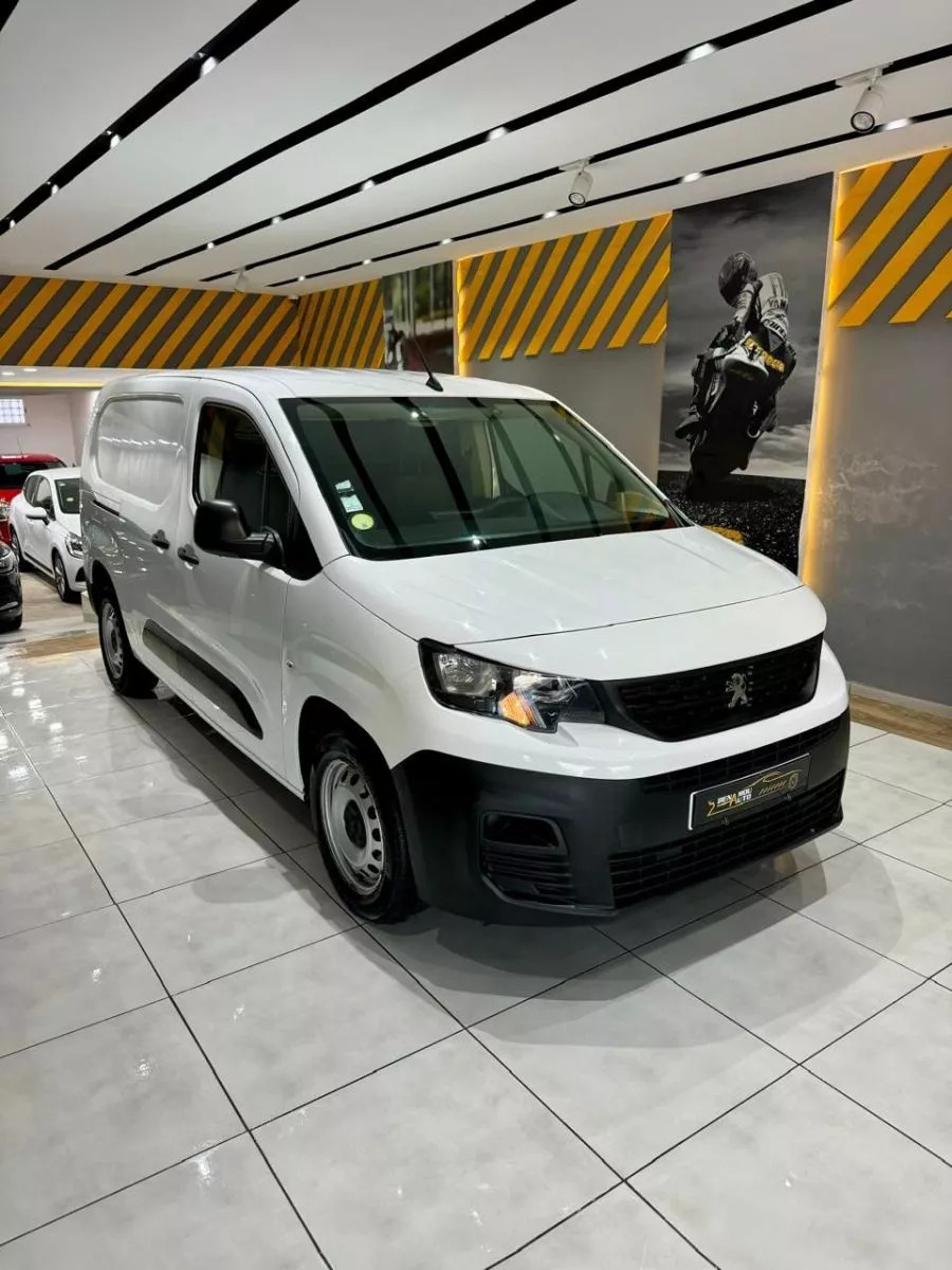 Mahindra KUV 100 K8