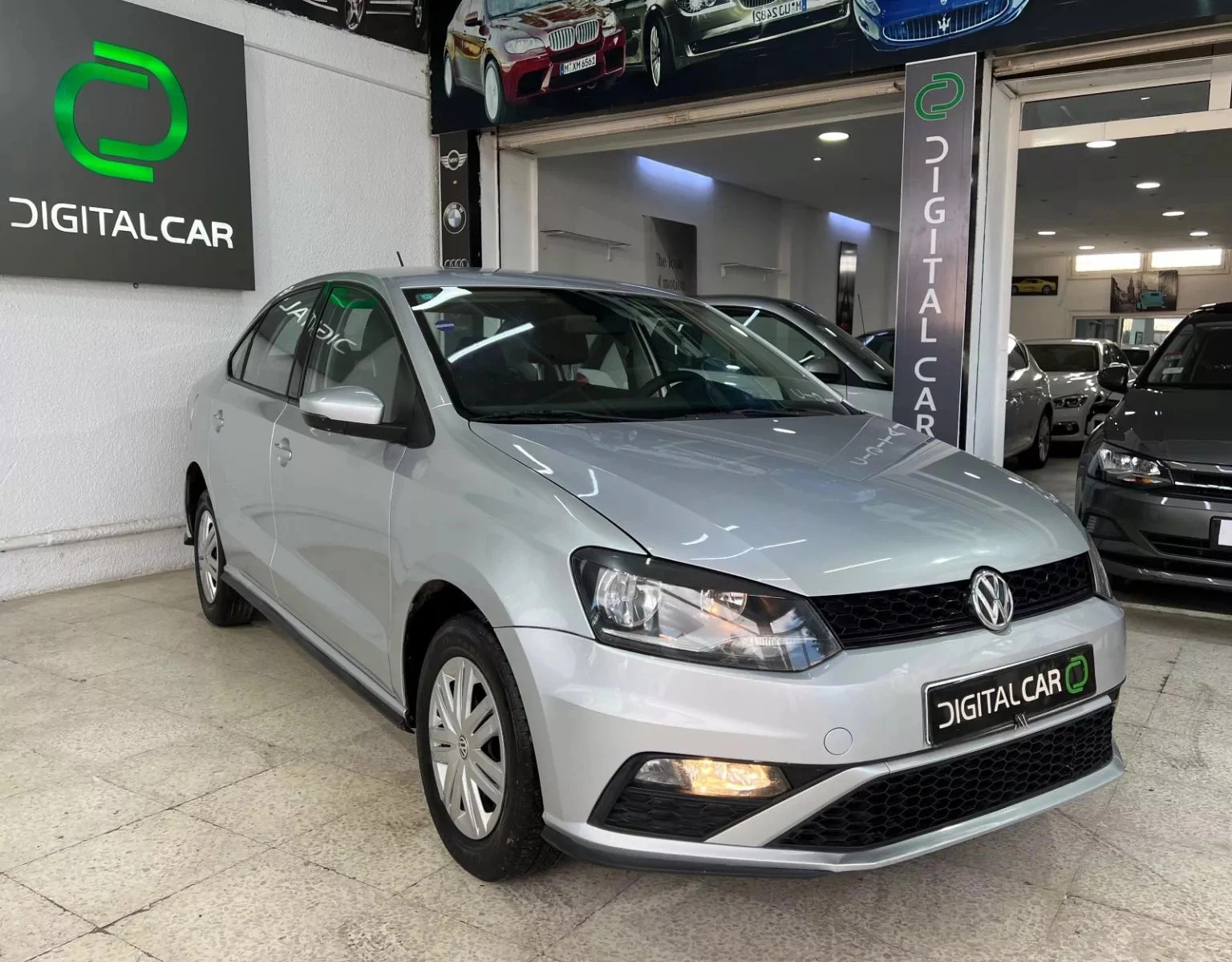 Volkswagen Polo Sedan Highline à Tunis - Photo 1