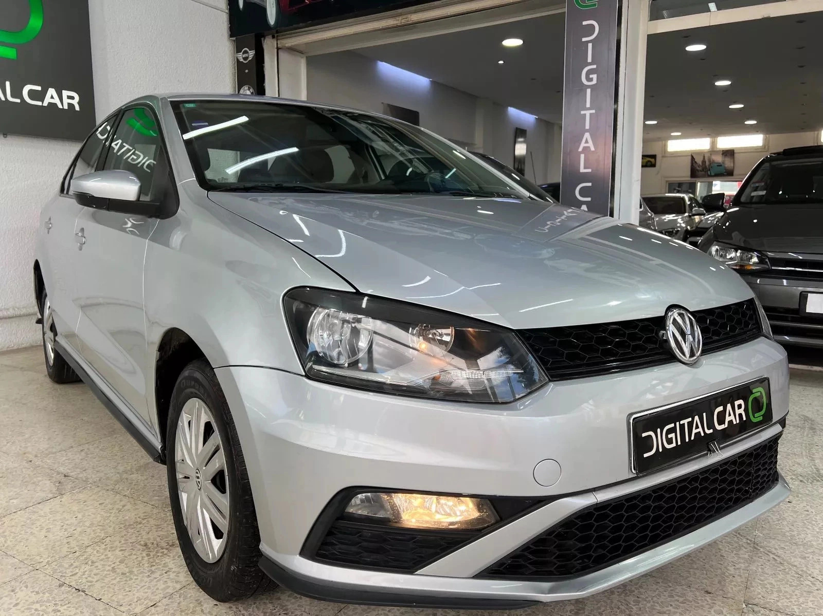 Volkswagen Polo Sedan Highline à Tunis - Photo 7